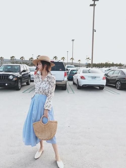 春季是碎花衬衫的“天下”，上身休闲百搭又清纯，突出自身的美