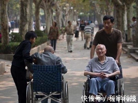 父母|父亲不给抚养费,却在孩子成年后要赡养费,孩子的做法让父亲跳脚