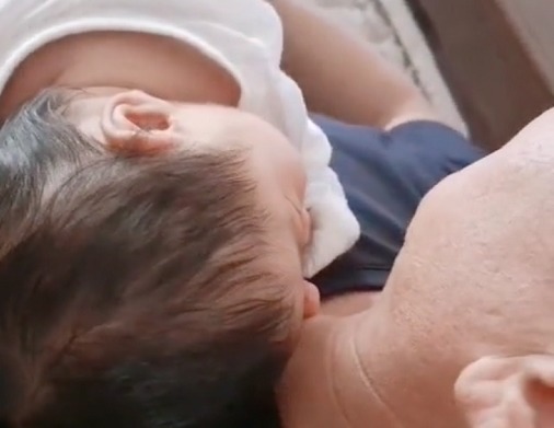 睡觉的一幕|“最富有姥爷”带娃睡觉火了,这大概我见过最值钱的“外挂”了