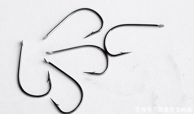 盘点3款针对小鱼的钩型优劣势,冬季钓鲫鱼,千万别选错!