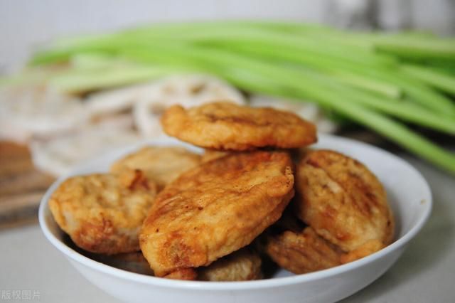 清水|炸藕盒炸茄盒，调面糊不能用清水，这样做金黄酥脆，不吸油不回软