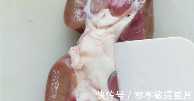 芹菜|处理好的猪腰花,加点芹菜一起炒,又香又入味,一点不膻气!