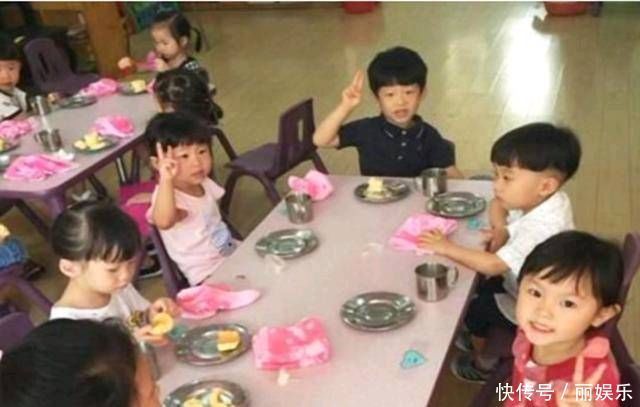 幼儿园老师拍了拍水果细心的家长发现线索后,都说“我讨厌作弊”