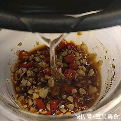 小米辣椒圈|配着这盘豉油金针菇，米饭可以吃三大碗