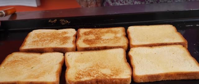 吐司|大妈路边卖“吐司蛋堡”小吃,一份15让顾客很“不满”,要求涨价