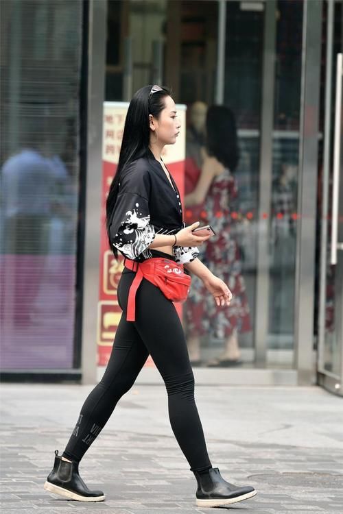 瑜伽服|都说穿了瑜伽裤人矮腿粗，看了她们穿瑜伽裤，发现还真不是这样