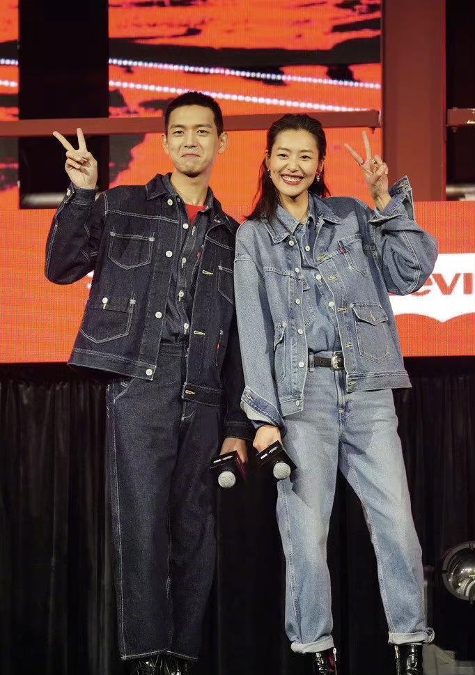 何超莲的长腿真长脸,穿牛仔衬衫配紧身牛仔裤高挑纤瘦,青春活力