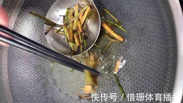 劲道|家常版葱油拌面，干香味美劲道爽滑，做法简单“葱油”是关键