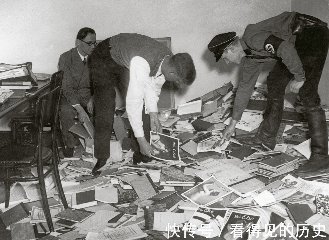 冲锋队!老照片 1933年德国焚烧书籍 上演丑恶的一幕