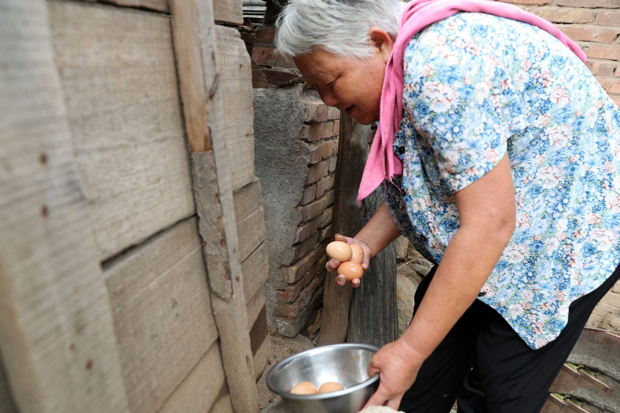 大妈|6旬大娘用12枚土鸡蛋招待山外来客，特殊的待客之道让人感动