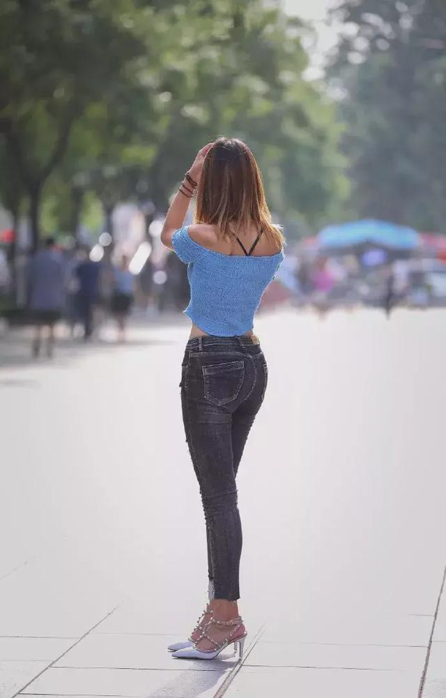 气质高雅|街拍:气质高雅的美女,身穿纱裙外搭白色外套,时尚唯美气质