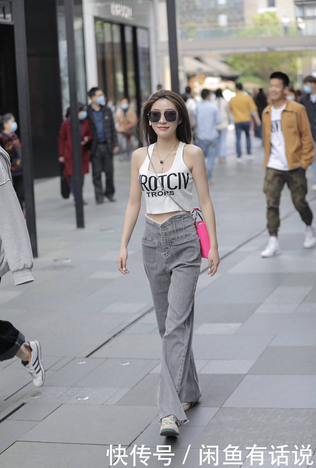 小姐姐|今年夏天上衣短点才时髦,看街拍素人小姐姐就知道,显瘦还好显高