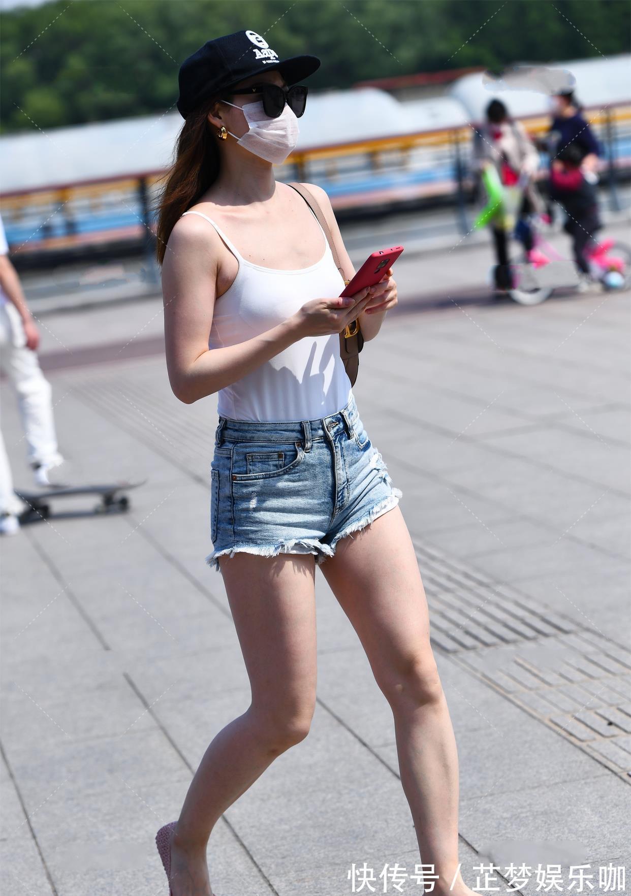 时尚 白色吊带搭配牛仔短裤,简单休闲,时尚感满满