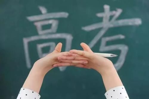 高考史上最贵女状元，687分夺文科第一名，奖学金高达100万