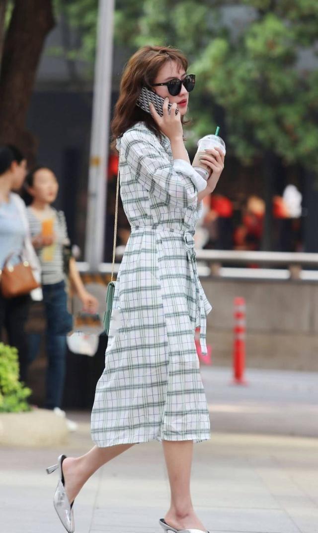 清爽|街拍清爽的白色连衣裙很显优雅气质,尽显小美女曼妙的好身姿