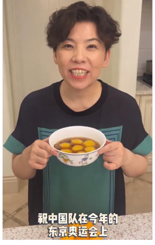乒乓球队|体育天团为中国队加油，邓亚萍做乒乓球丸子，林丹分享“喵药”
