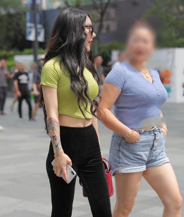 衣服 荧光绿色材质的短袖t恤,炫目迷人,搭配配饰更加精致!