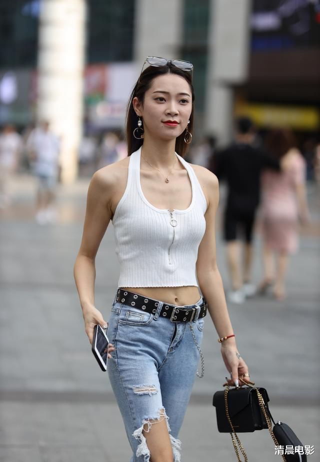 骨感型女生这样穿，挂脖衫配破洞牛仔裤，简约有范，穿出骨感的美