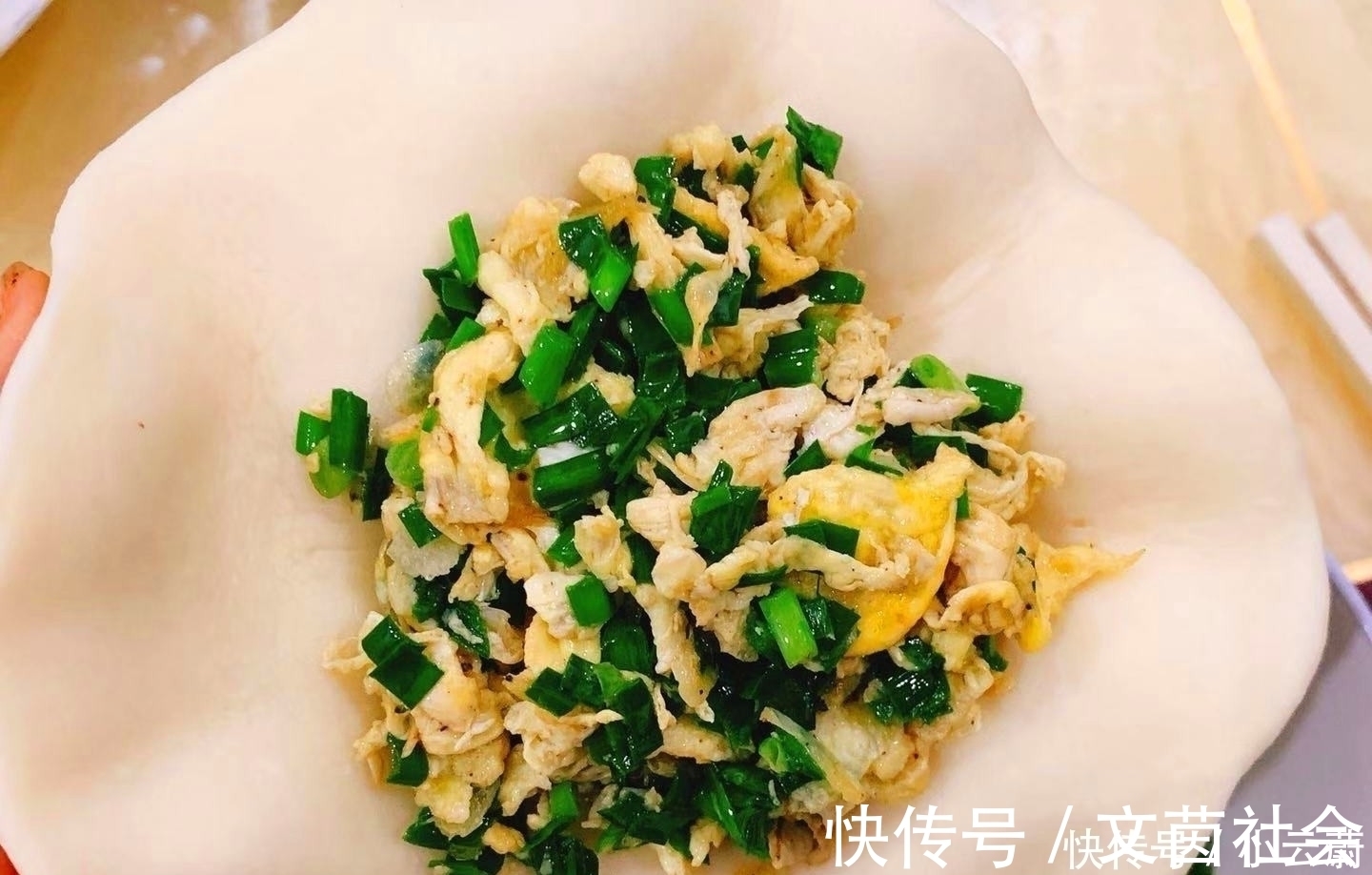 胡大厨|做韭菜盒子时，直接和面是大错特错！少了1步，难怪皮又硬又厚