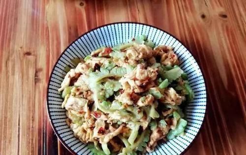 老同学来家里做客,做了5道家常菜,成本不到80元,大家都吃嗨了