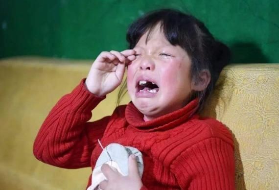 超市|1岁娃拽了颗葡萄,工作人员怒斥“这是偷吃”,妈妈高情商回应