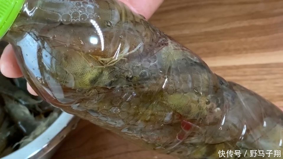 大虾冷冻保存时,直接放冰箱就错了,教你1招,跟鲜虾一样好吃