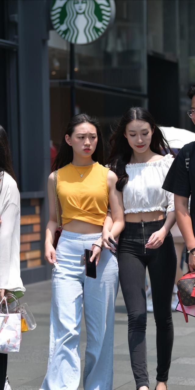 水洗|牛仔裤是百变的时尚单品，闺蜜选择了不同的款式，风格差异非常大
