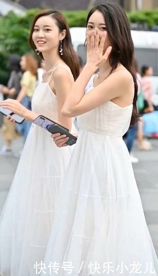 双胞胎姐妹穿同款裙子,打造纤细腰线,妩媚中带点小性感!