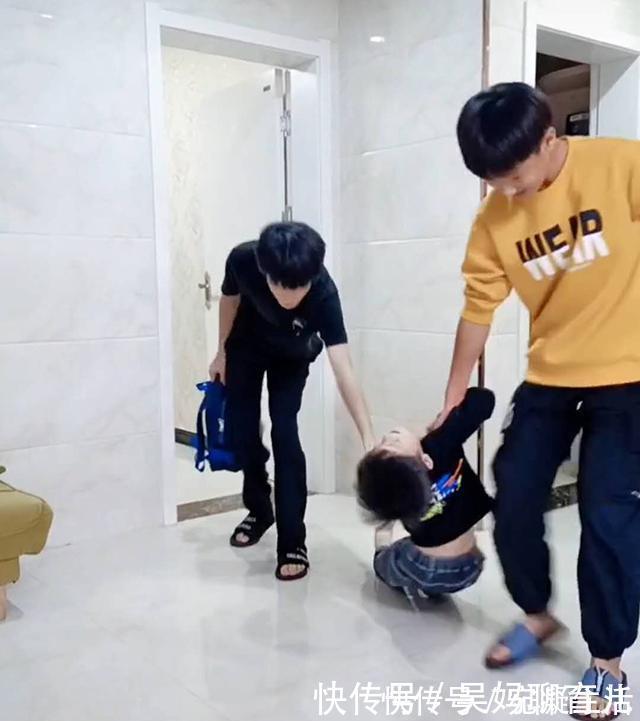 小宝|大哥二哥学习,三弟捣乱,俩哥哥的解决方案太“无情”,妈妈笑翻