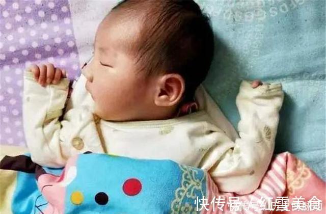 被子|孩子睡觉时若有这3个表现,说明大脑发育好,将来学习差不了