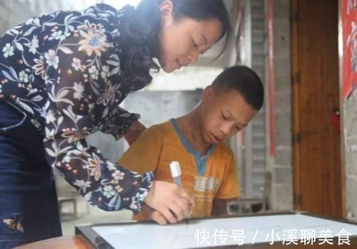 电子耳蜗|“妈妈,耳朵听不见了,换个电池吧”,小女孩的话刺痛了母亲的心