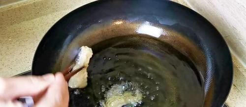  鱼头怎么做吃好吃？饭店大厨教你一个新吃法，越嚼越香，超美味