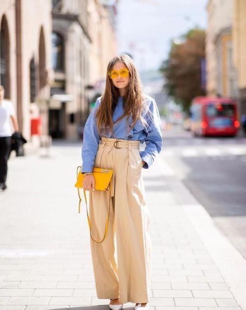 ?小黑裤不受宠了！今年最流行的裤子是“卡其裤”，谁穿谁好看！