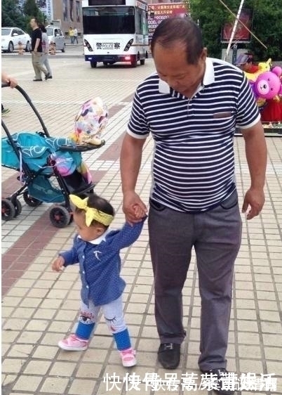 笑笑|一岁宝宝有这3种行为,是“变聪明”的表现,宝妈别强迫改正