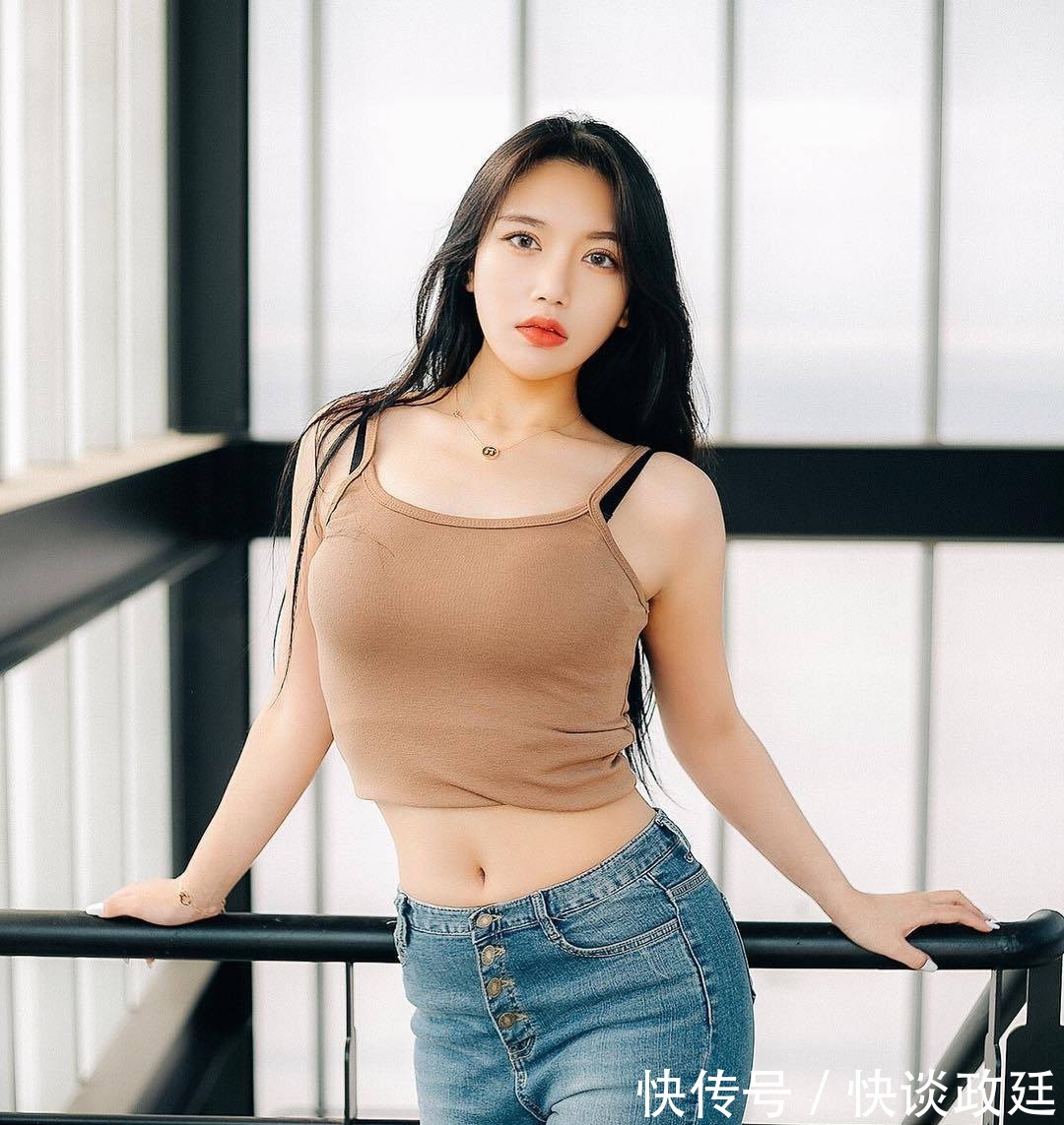 t恤|无袖时尚T恤,搭配时尚牛仔潮裤,美女尽显迷人风采