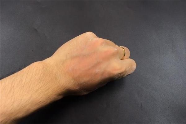 好多人|睡觉前在脚底抹点牙膏太厉害了,好多人不懂有啥用,看完抓紧试试