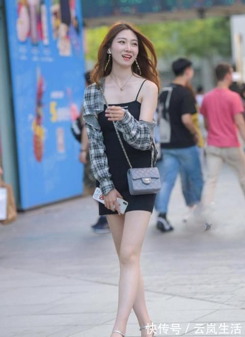 穿搭 玲珑的身材靠紧身裙来展现效果特别的好,显瘦修身还时尚