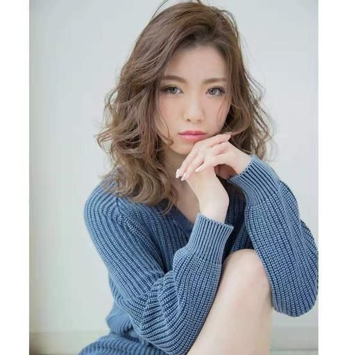 减龄 羊毛卷已经“失宠”,今年流行这种发型,减龄又洋气满满高级感