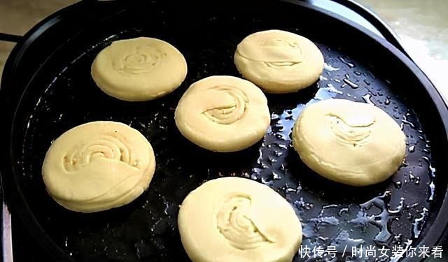  懒人版早餐饼做法，不醒面不发面，金黄暄软层次多，孩子吃得香