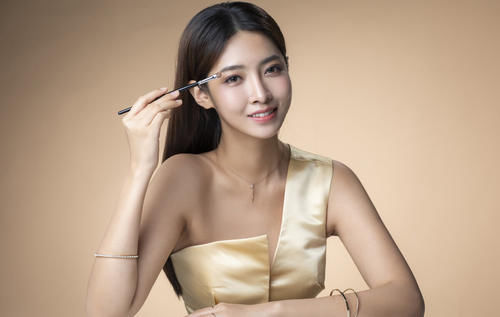 单眼皮|单眼皮怎么变成双眼皮?用双眼皮贴或画个双眼皮都行,省事又好看