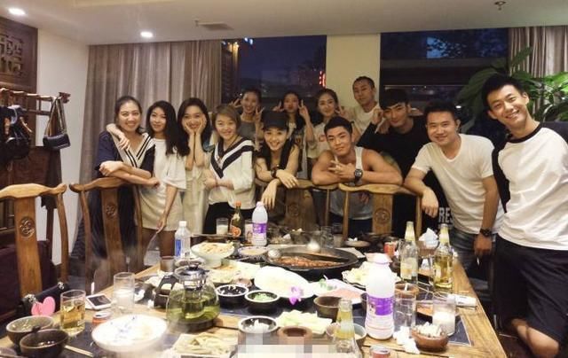 差别|同学聚会,早生孩子与晚生孩子的差别一目了然,全写在脸上