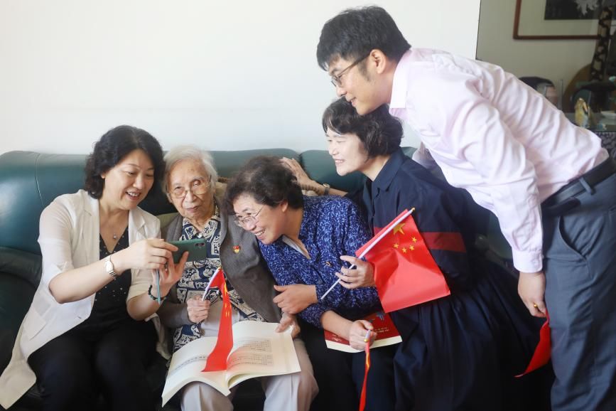 眼科|济南市第二人民医院节日前夕看望慰问老党员并上门送书