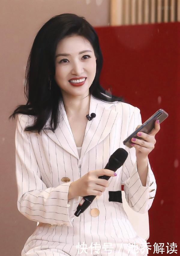 书法$周涛文化修养良好,书法也风韵独到,不愧是央视才女