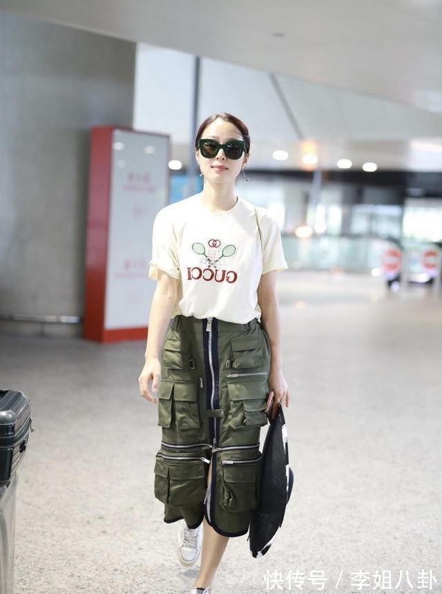 小姐姐 单肩背心搭配牛仔裤,尽显小姐姐青春的魅力