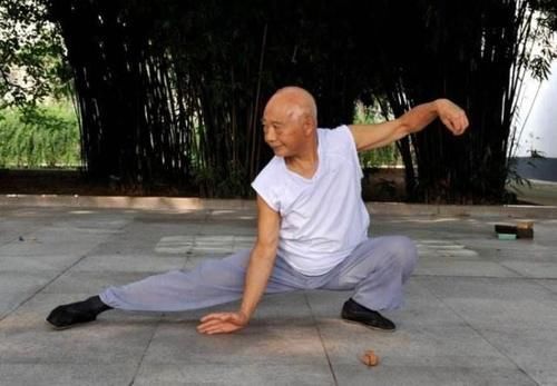 林医师|俗语说:筋长一寸,寿长十年,每日这样拉拉筋,几个好处不请自来