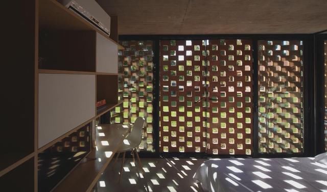 step|同样是砌红砖墙,国外不用水泥,细钢管串成一块模板,省一半工期