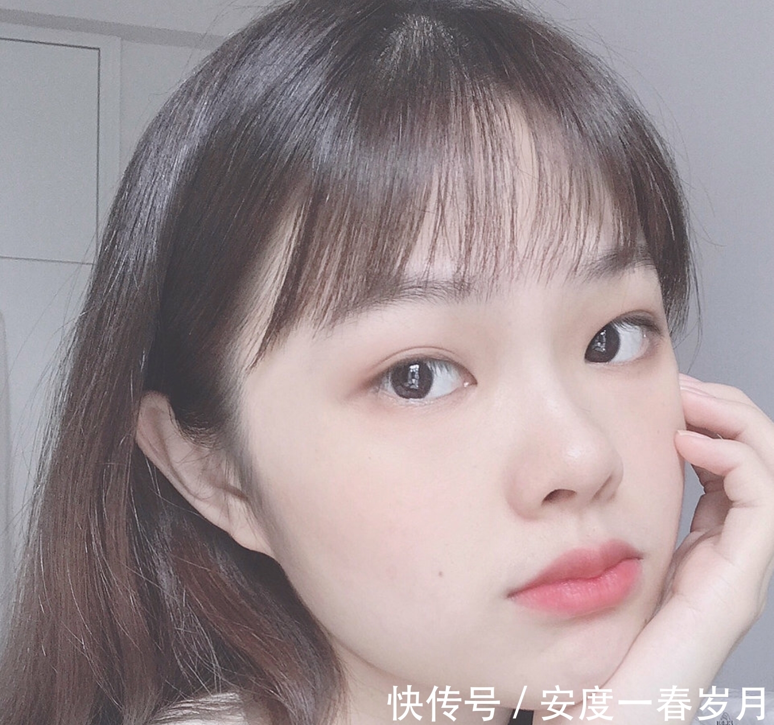 发型 圆脸女孩拒绝齐刘海,大波浪也很显胖,这几款发型显瘦又洋气!