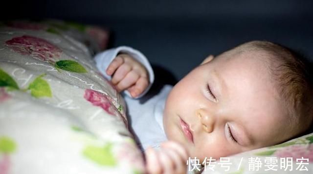 新生儿|新生儿跟父母睡还是单独睡?看完各自的优缺点,再做决定吧