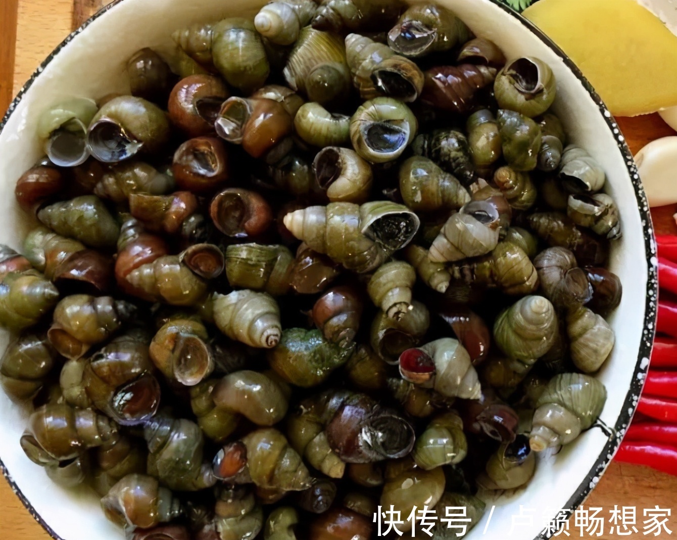 鲜香|韭菜别炒鸡蛋，试试和它一起做，鲜香味美，比小龙虾吃着过瘾