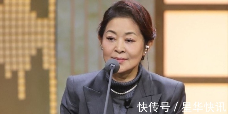 與王鷗不同,萬茜穿著簡單錄節(jié)目,原以為很樸素,站起來才懂